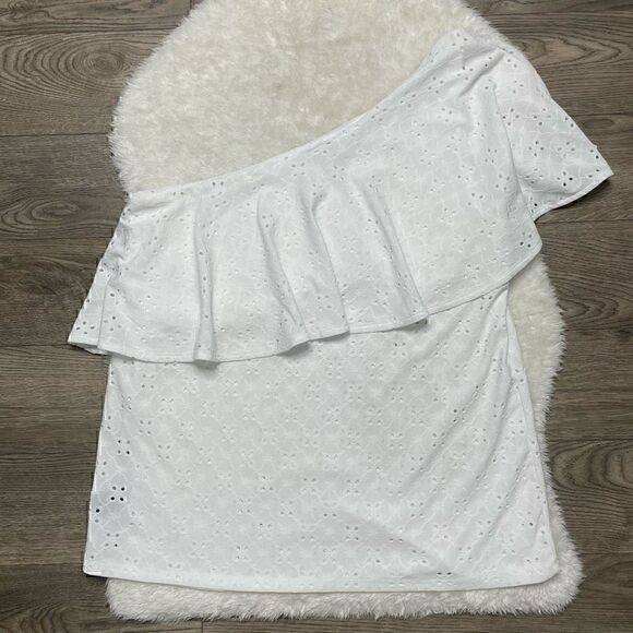 Torrid Top White Eyelet One Shoulder Size 1 Ruffle Cute Short Sleeve Shirt - Picture 6 of 11